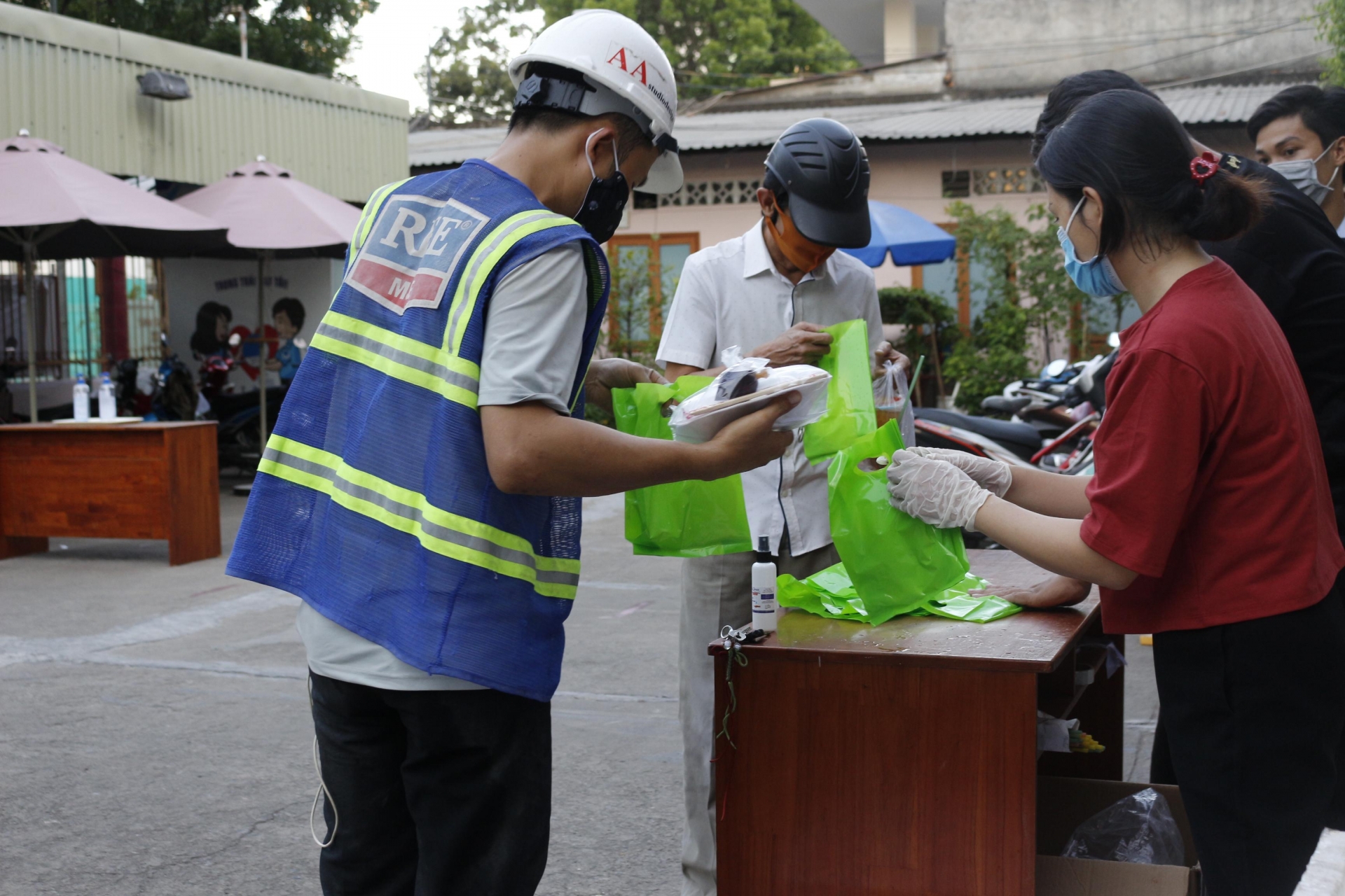 Tặng khẩu trang, nước rửa tay và hỗ trợ cơm ăn cho người bán vé số vì dịch Covid 19 tang khau trang nuoc rua tay va ho tro com an cho nguoi ban ve so vi dich covid 19