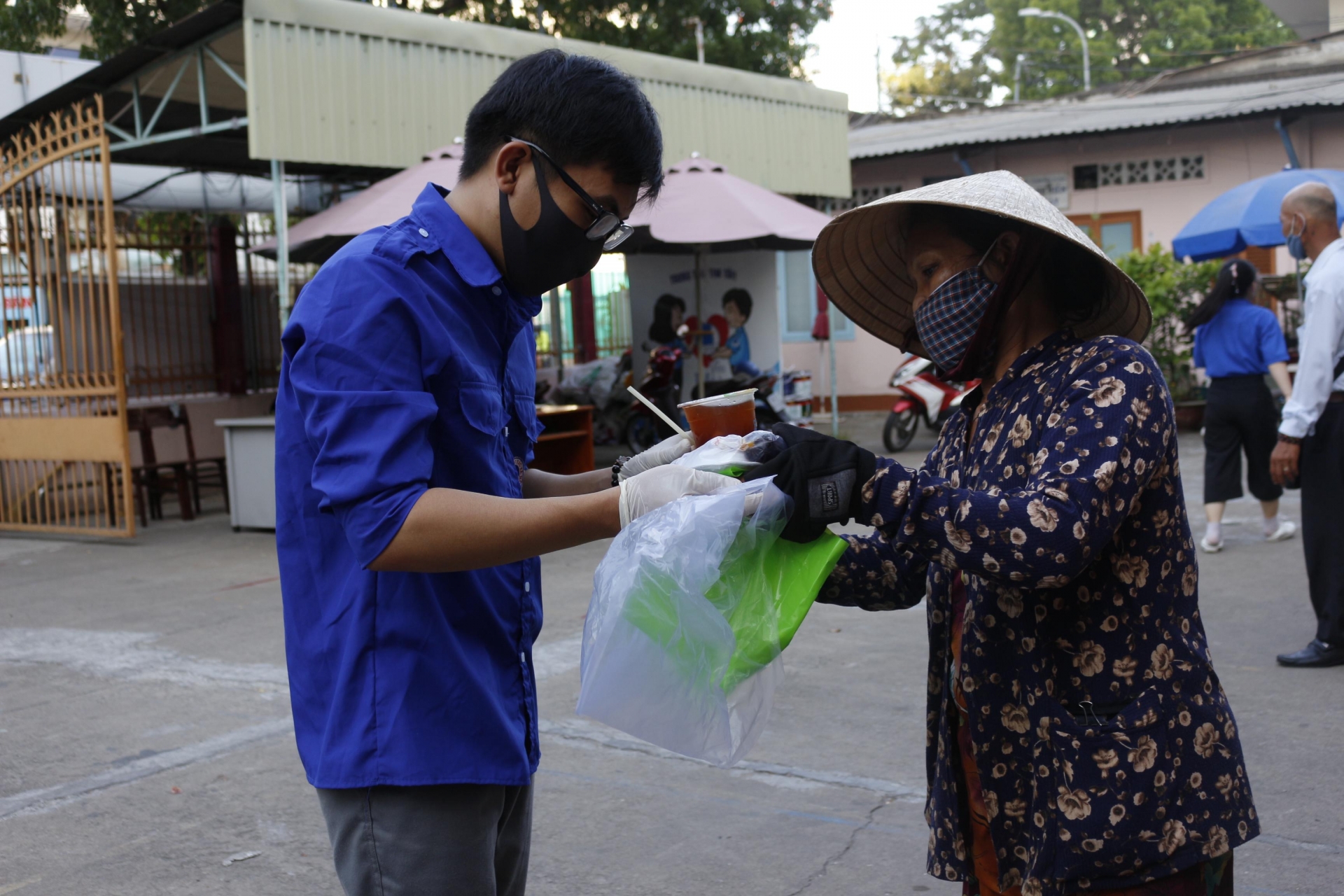 Tặng khẩu trang, nước rửa tay và hỗ trợ cơm ăn cho người bán vé số vì dịch Covid 19 tang khau trang nuoc rua tay va ho tro com an cho nguoi ban ve so vi dich covid 19
