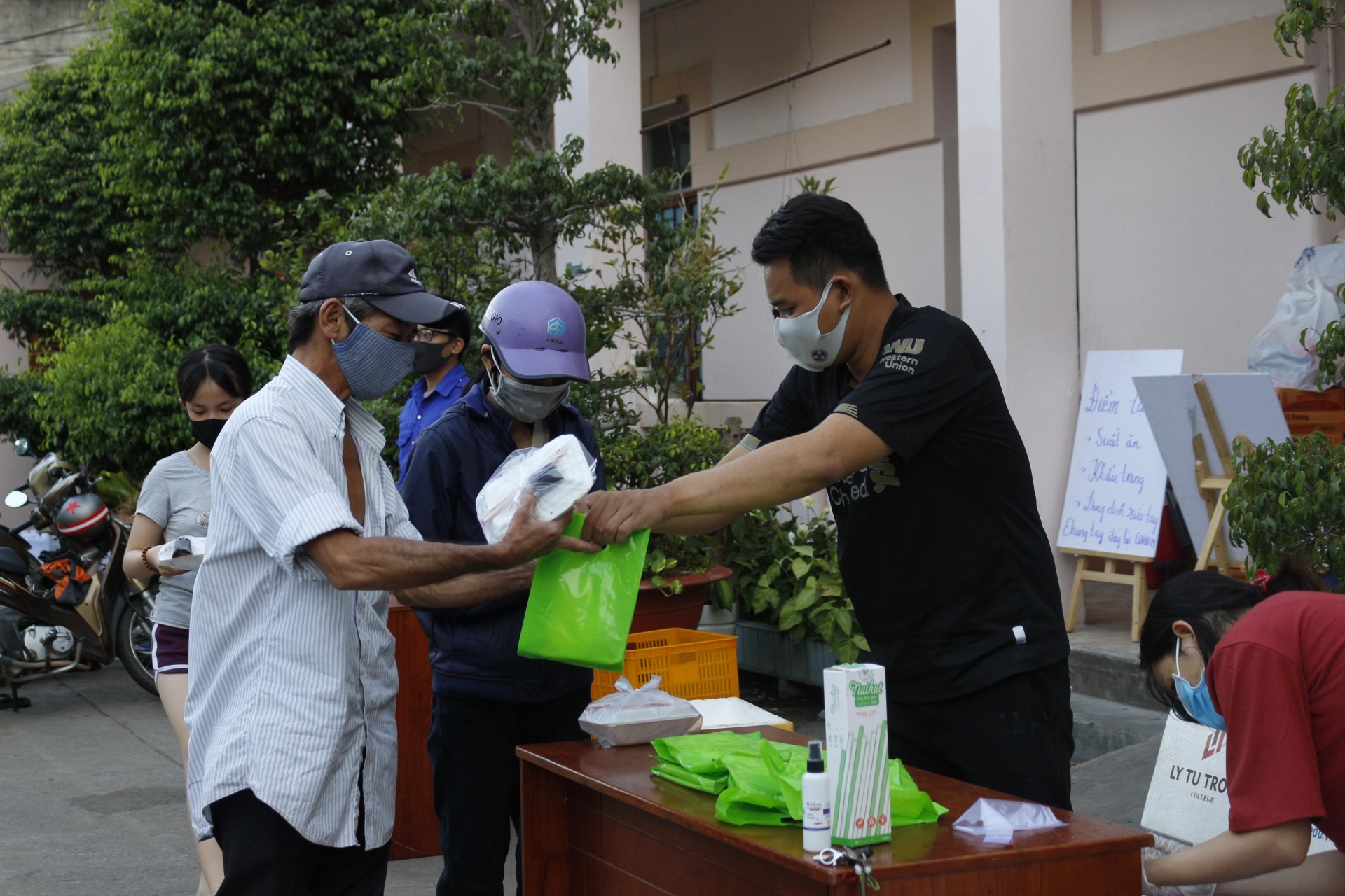 Tặng khẩu trang, nước rửa tay và hỗ trợ cơm ăn cho người bán vé số vì dịch Covid 19 tang khau trang nuoc rua tay va ho tro com an cho nguoi ban ve so vi dich covid 19
