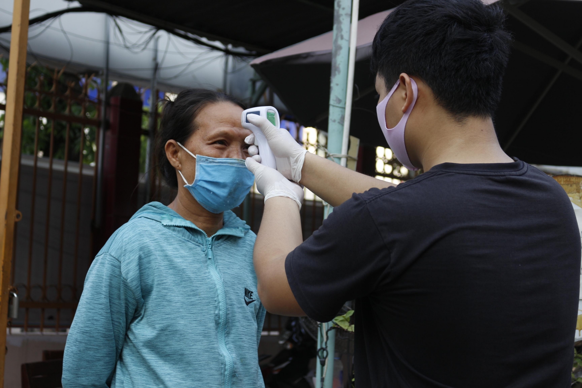 Tặng khẩu trang, nước rửa tay và hỗ trợ cơm ăn cho người bán vé số vì dịch Covid 19 tang khau trang nuoc rua tay va ho tro com an cho nguoi ban ve so vi dich covid 19