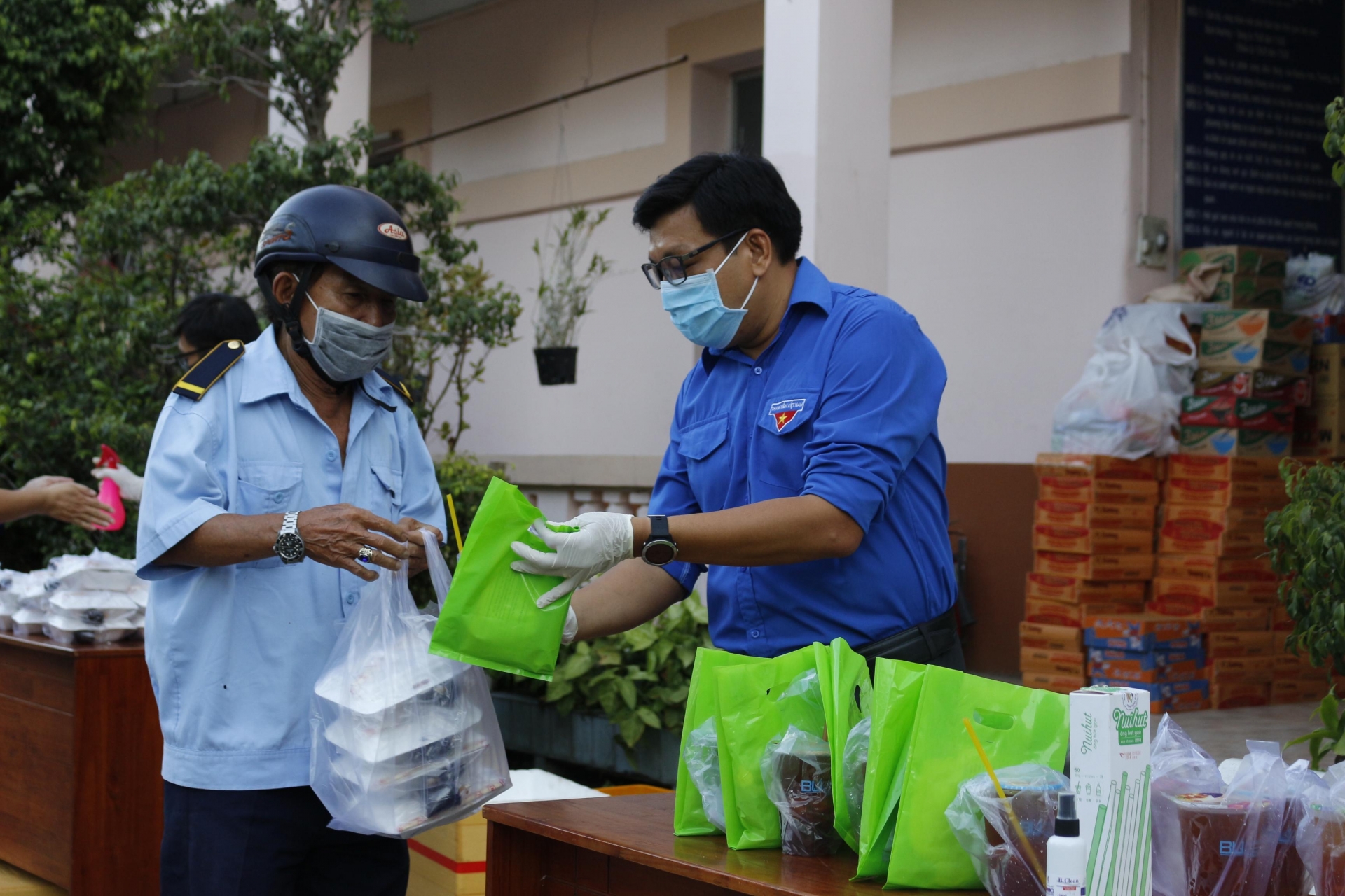 Tặng khẩu trang, nước rửa tay và hỗ trợ cơm ăn cho người bán vé số vì dịch Covid 19 tang khau trang nuoc rua tay va ho tro com an cho nguoi ban ve so vi dich covid 19
