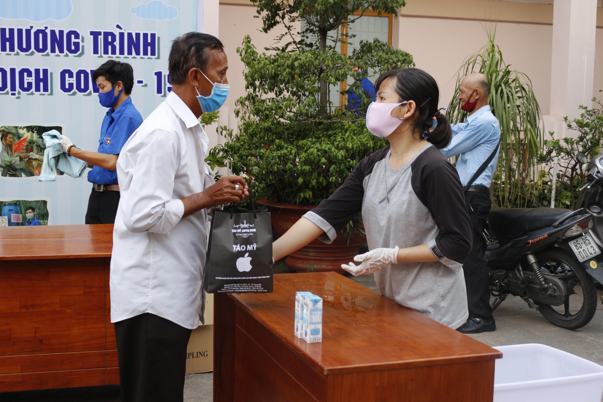 Tặng khẩu trang, nước rửa tay và hỗ trợ cơm ăn cho người bán vé số vì dịch Covid 19 tang khau trang nuoc rua tay va ho tro com an cho nguoi ban ve so vi dich covid 19