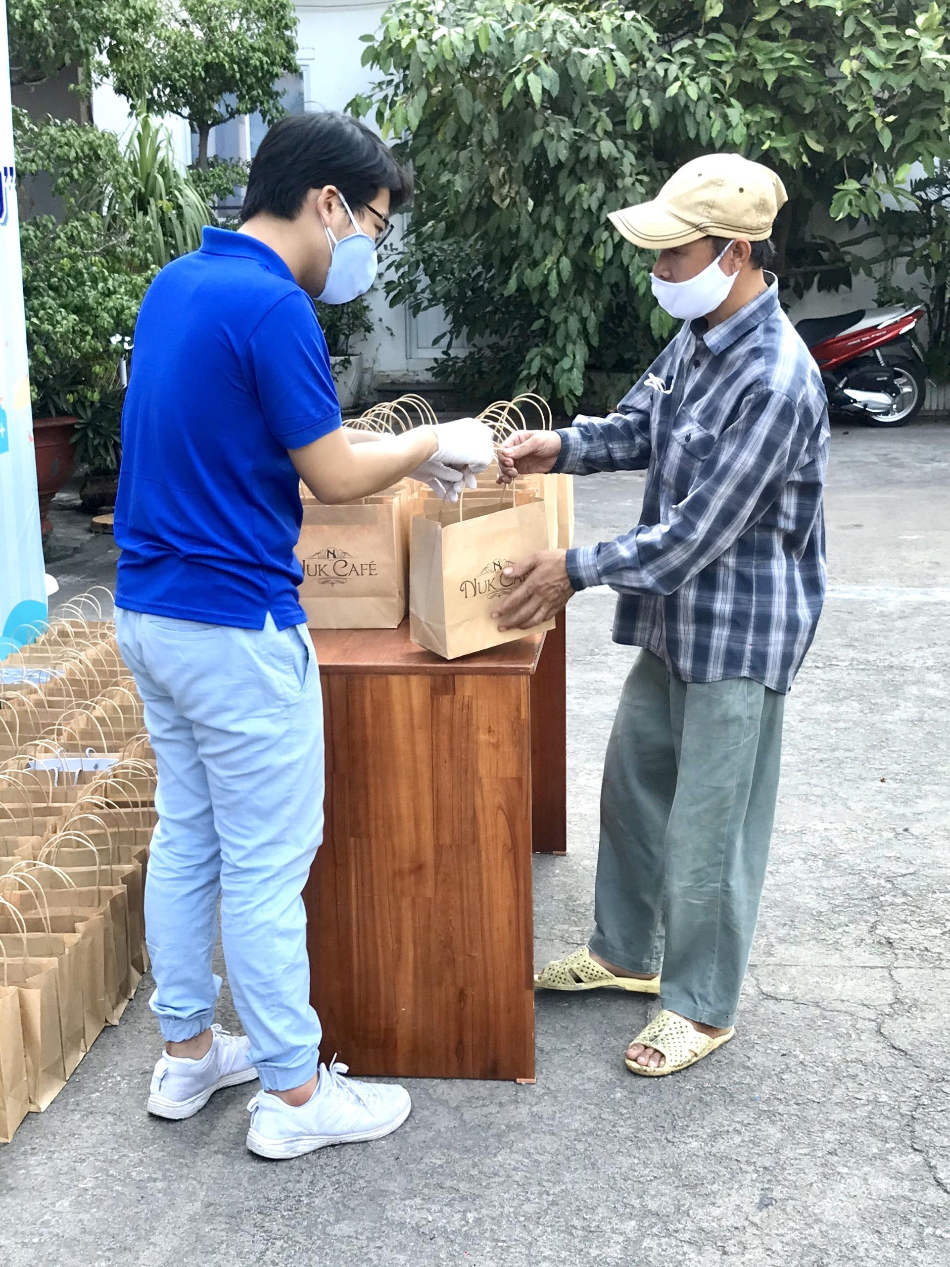 Tặng khẩu trang, nước rửa tay và hỗ trợ cơm ăn cho người bán vé số vì dịch Covid 19 tang khau trang nuoc rua tay va ho tro com an cho nguoi ban ve so vi dich covid 19