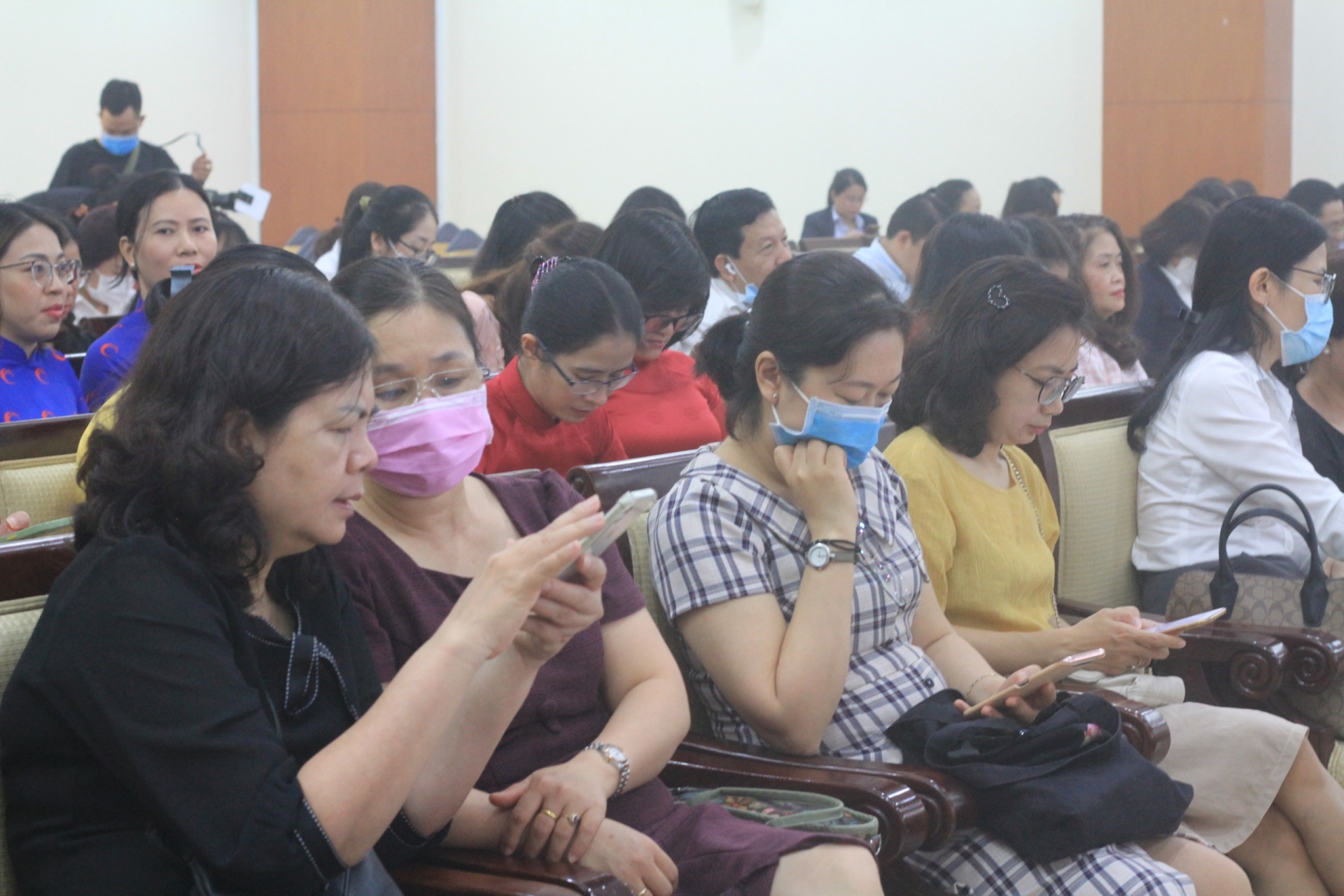 Lao động nữ ngành ngân hàng thách thức và cơ hội trong thời đại số Lao động nữ ngành ngân hàng thách thức và cơ hội trong thời đại số