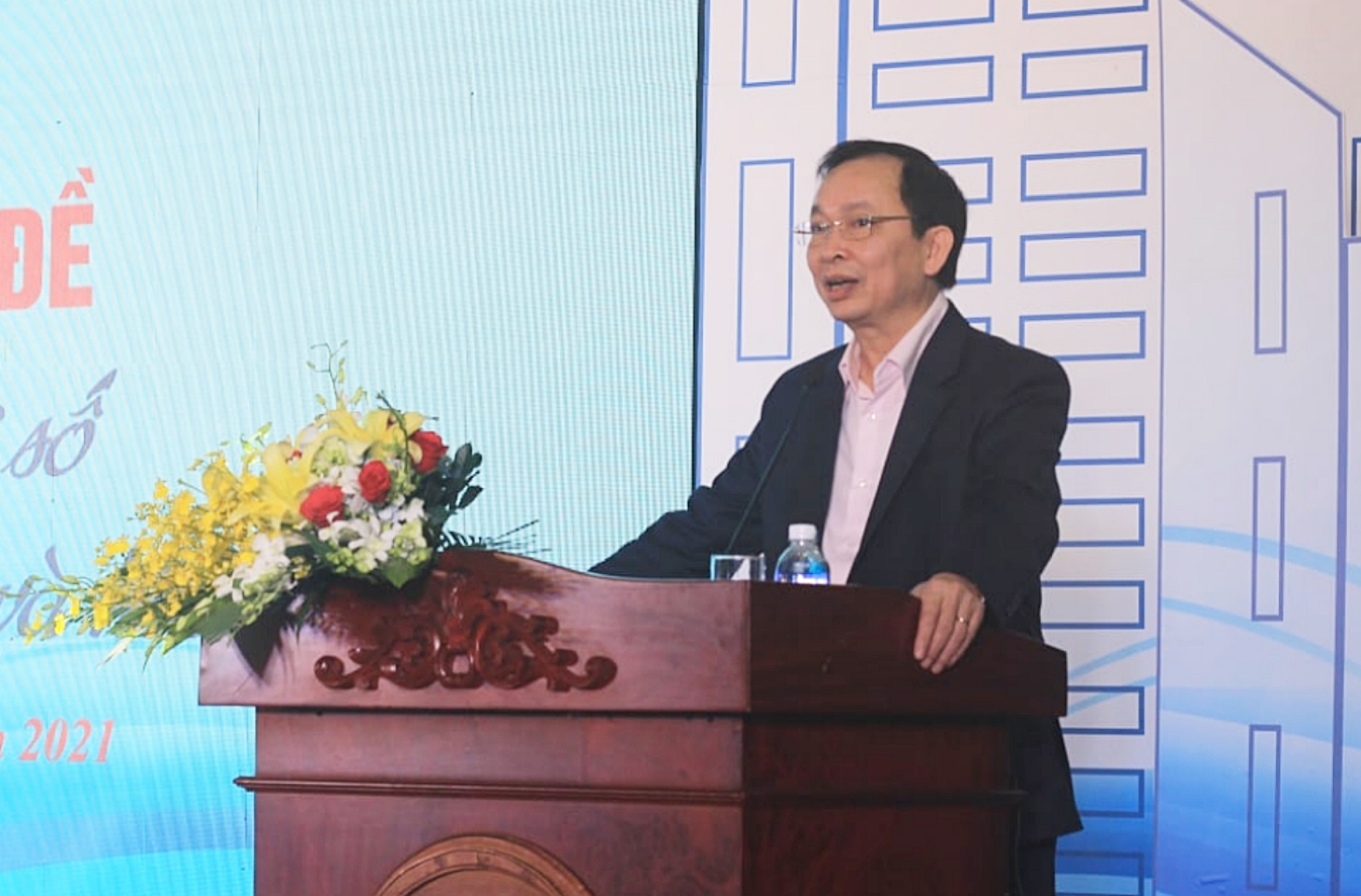 Lao động nữ ngành ngân hàng thách thức và cơ hội trong thời đại số Lao động nữ ngành ngân hàng thách thức và cơ hội trong thời đại số