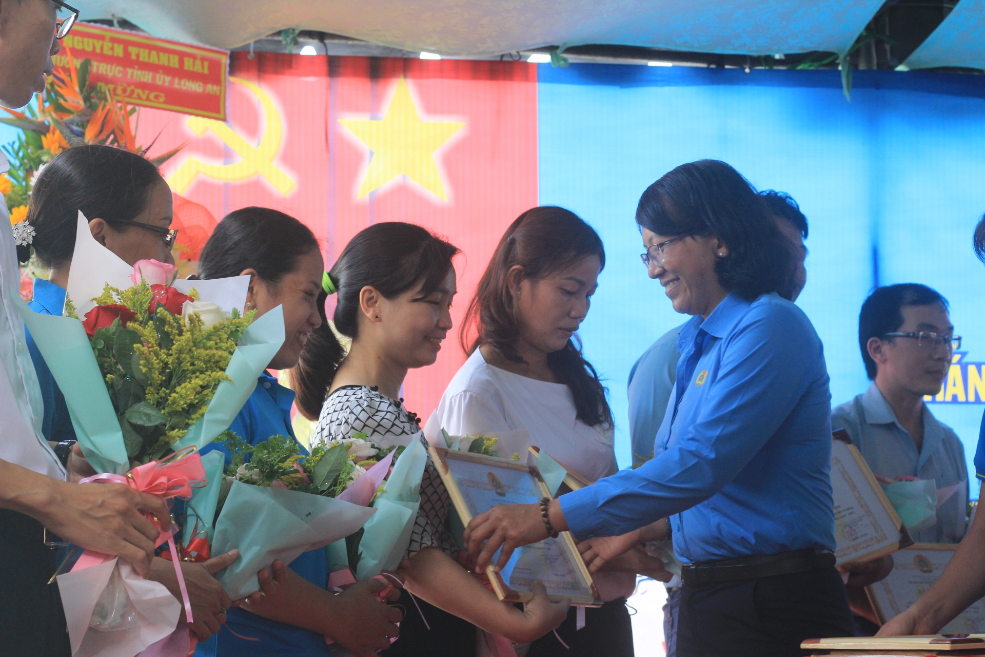 Long An:10“Mái ấm Công đoàn”được trao trong chương trình phát động Tháng Công nhân 2021