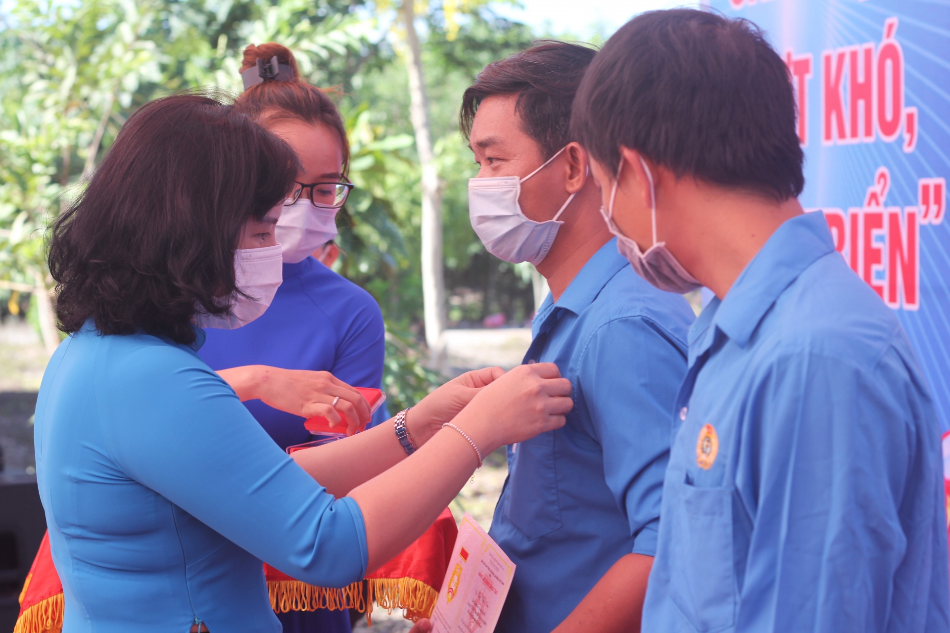 Bình Phước:NLĐ hào hứng nhận thưởng, bằng khen trong lễ phát động Tháng Công nhân 2021