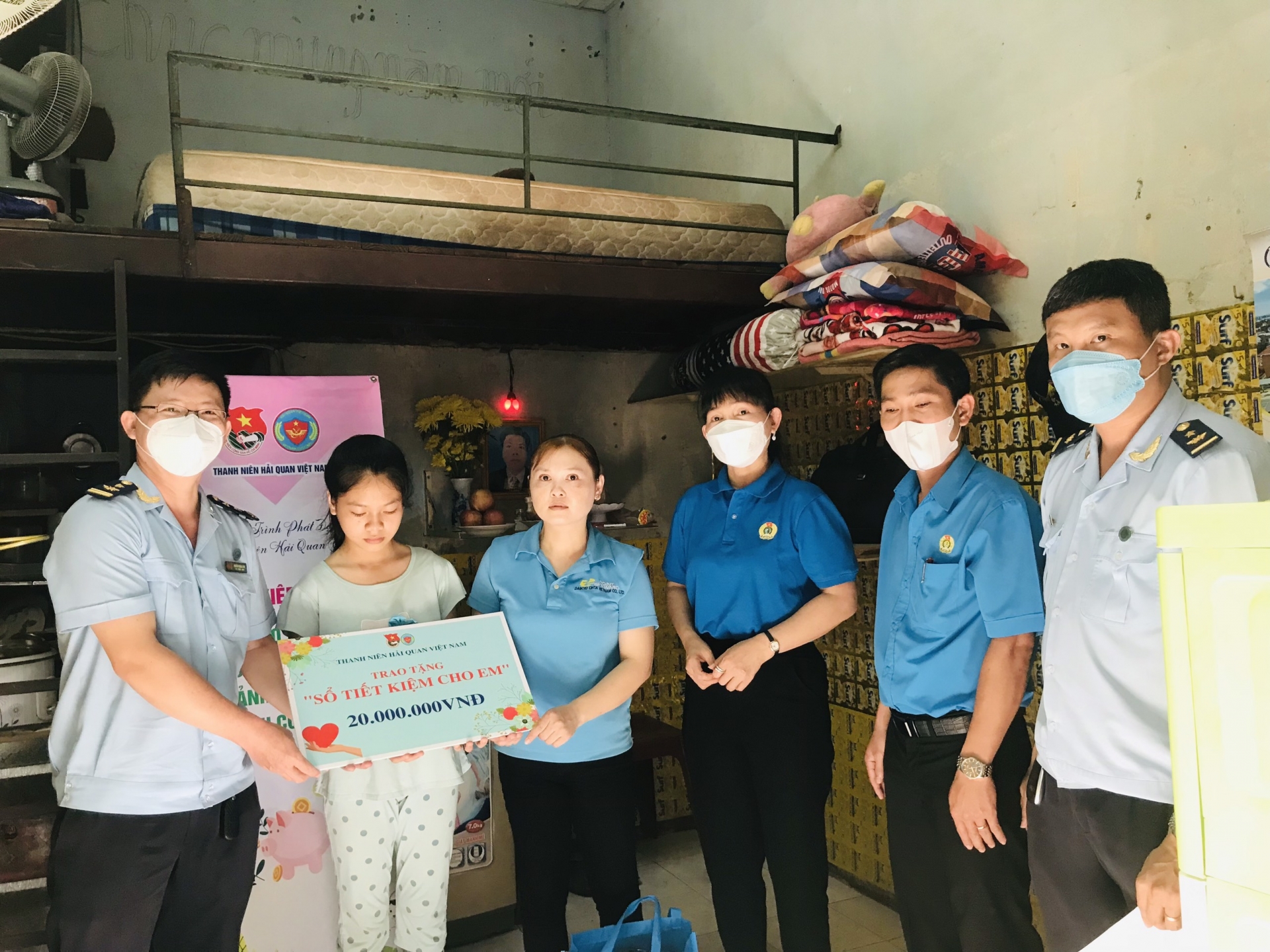 Công nhân xúc động khi nhận được sổ tiết kiệm 20 triệu đồng