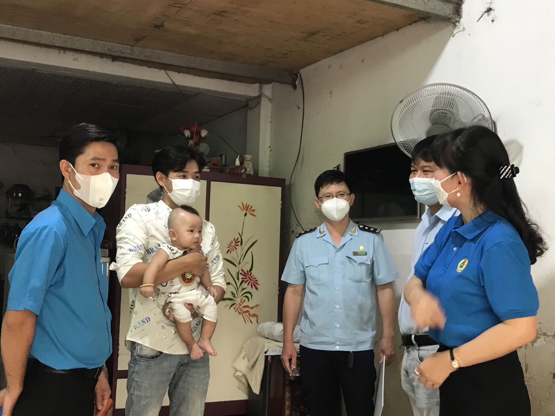 Công nhân xúc động khi nhận được sổ tiết kiệm 20 triệu đồng