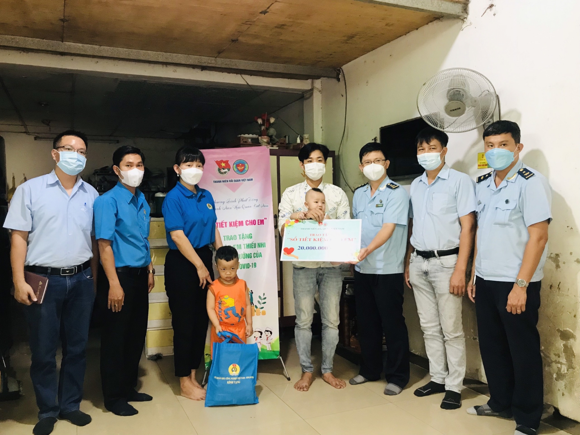 Công nhân xúc động khi nhận được sổ tiết kiệm 20 triệu đồng