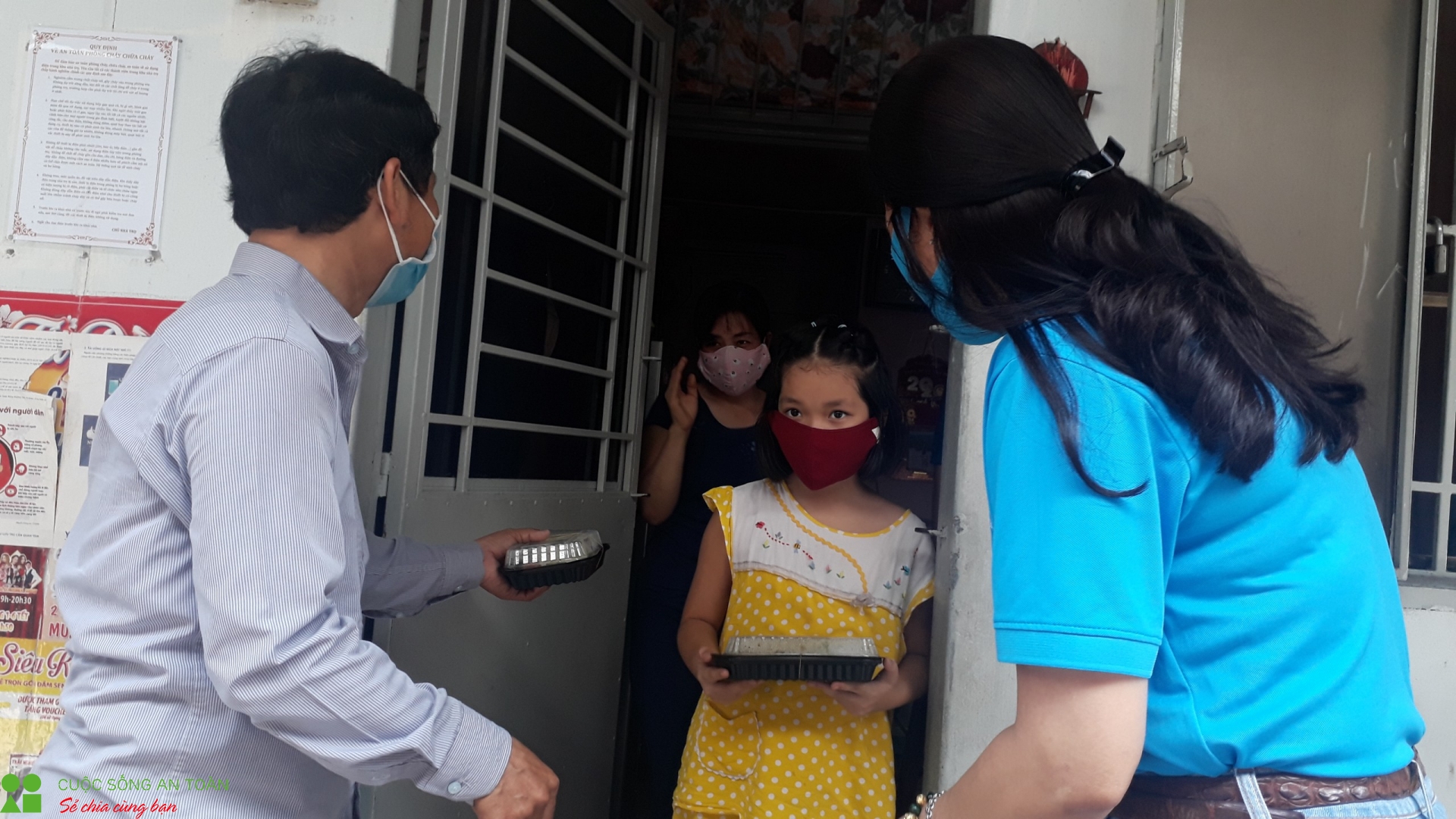 Túi gạo sẻ chia, suất cơm nghĩa tình, ấm lòng người lao động khó khăn tui gao se chia suat com nghia tinh am long nguoi lao dong kho khan