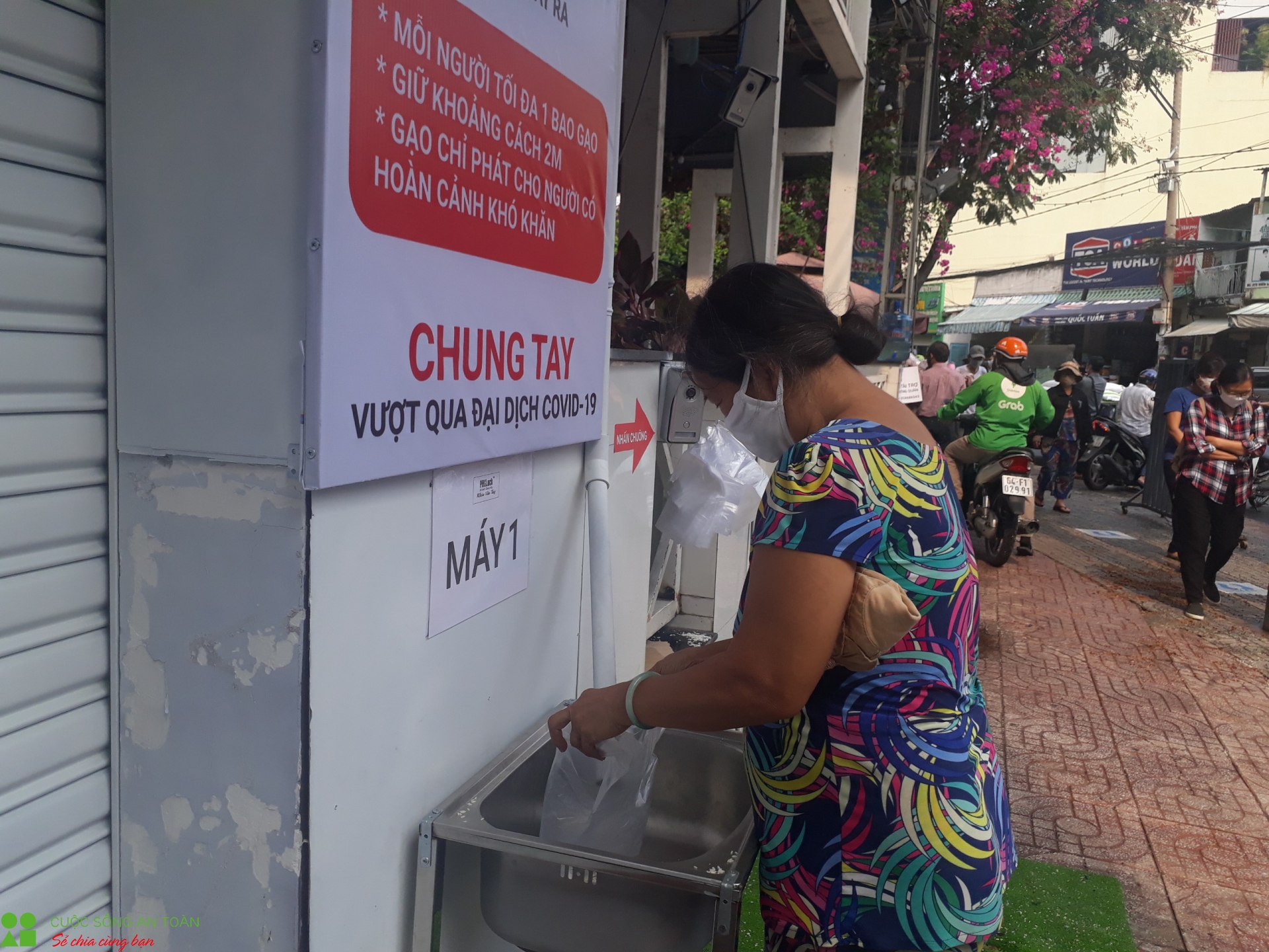 Túi gạo sẻ chia, suất cơm nghĩa tình, ấm lòng người lao động khó khăn tui gao se chia suat com nghia tinh am long nguoi lao dong kho khan