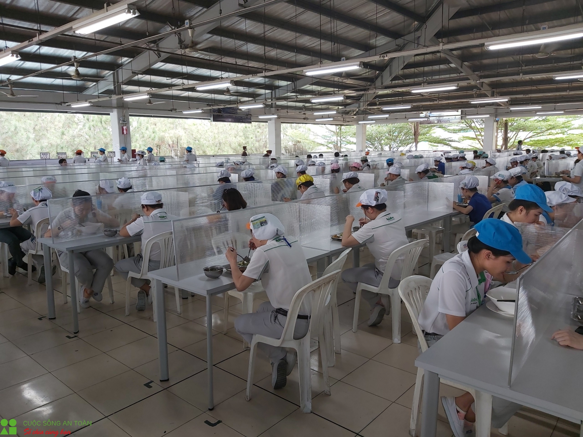 Làm thế nào để bảo đảm an toàn cho người lao động tại nơi làm việc?