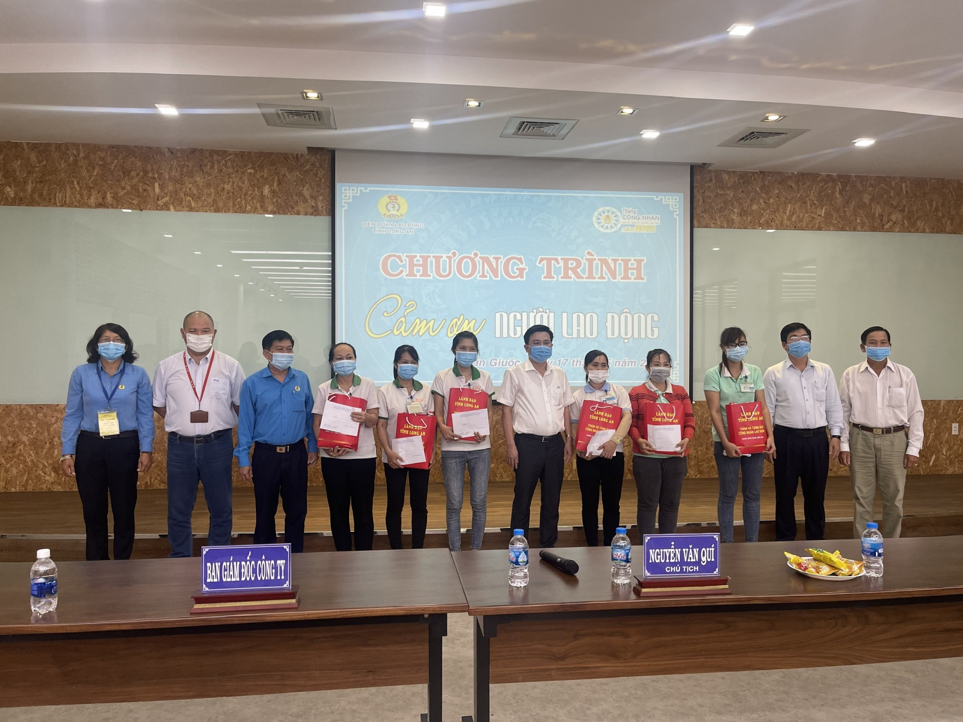 Long An:Nhiều hoạt động thăm hỏi, động viên và tặng quà cho người lao động trongmùadịch Long An:Nhiều hoạt động thăm hỏi, động viên và tặng quà cho người lao động trongmùadịch