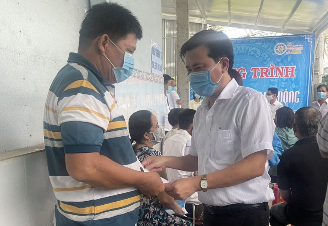 Long An:Nhiều hoạt động thăm hỏi, động viên và tặng quà cho người lao động trongmùadịch Long An:Nhiều hoạt động thăm hỏi, động viên và tặng quà cho người lao động trongmùadịch