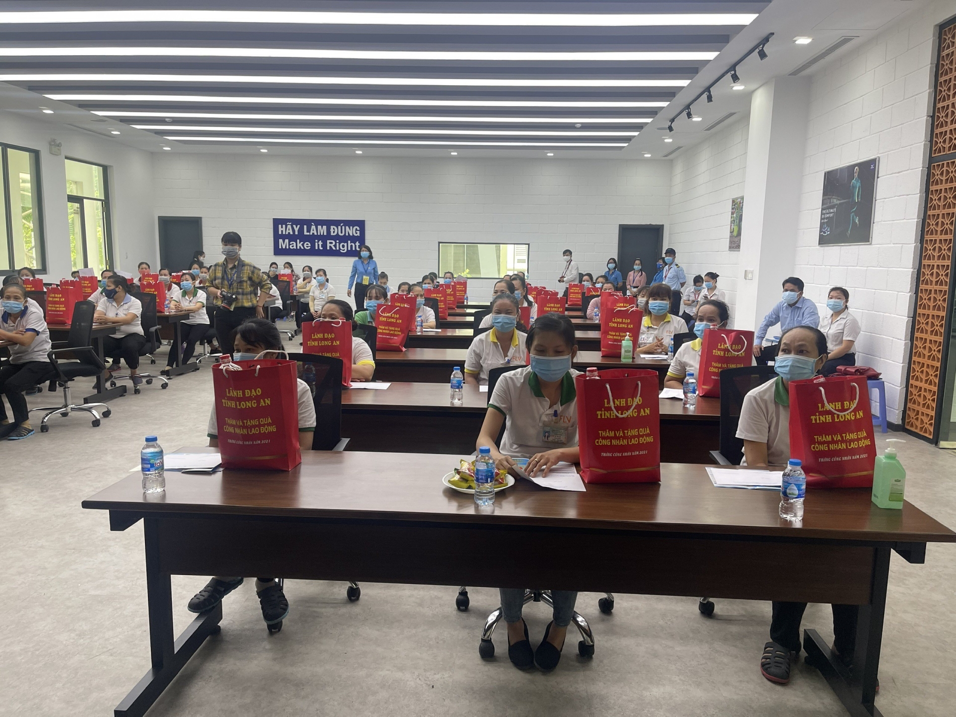 Long An:Nhiều hoạt động thăm hỏi, động viên và tặng quà cho người lao động trongmùadịch Long An:Nhiều hoạt động thăm hỏi, động viên và tặng quà cho người lao động trongmùadịch