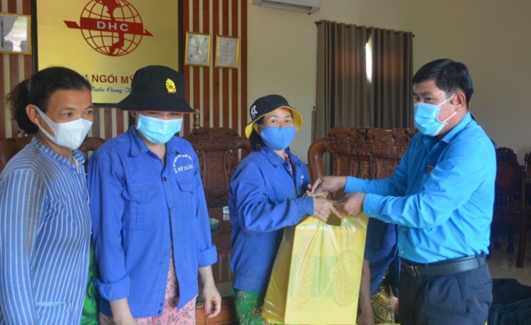 Tiền Giang: Thăm hỏi và động viên người lao động gặp khó khăn do dịch Covid -19 Tiền Giang: Thăm hỏi và động viên người lao động gặp khó khăn do dịch Covid -19