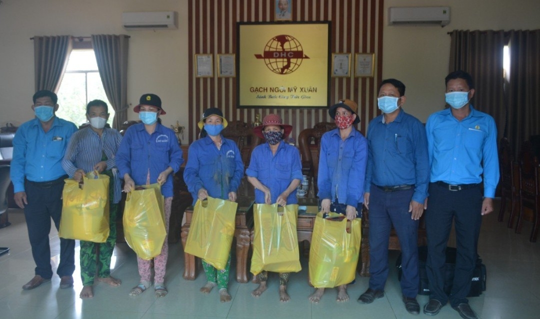 Tiền Giang: Thăm hỏi và động viên người lao động gặp khó khăn do dịch Covid -19 Tiền Giang: Thăm hỏi và động viên người lao động gặp khó khăn do dịch Covid -19