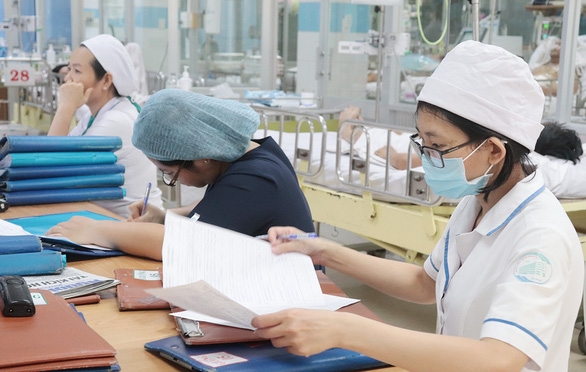 Tình trạng sức khỏe của phi công người Anh nhiễm Covid-19 hiện tại ra sao? tinh trang moi nhat cua benh nhan nhiem covid 19 thu 91 phi cong nguoi anh ra sao