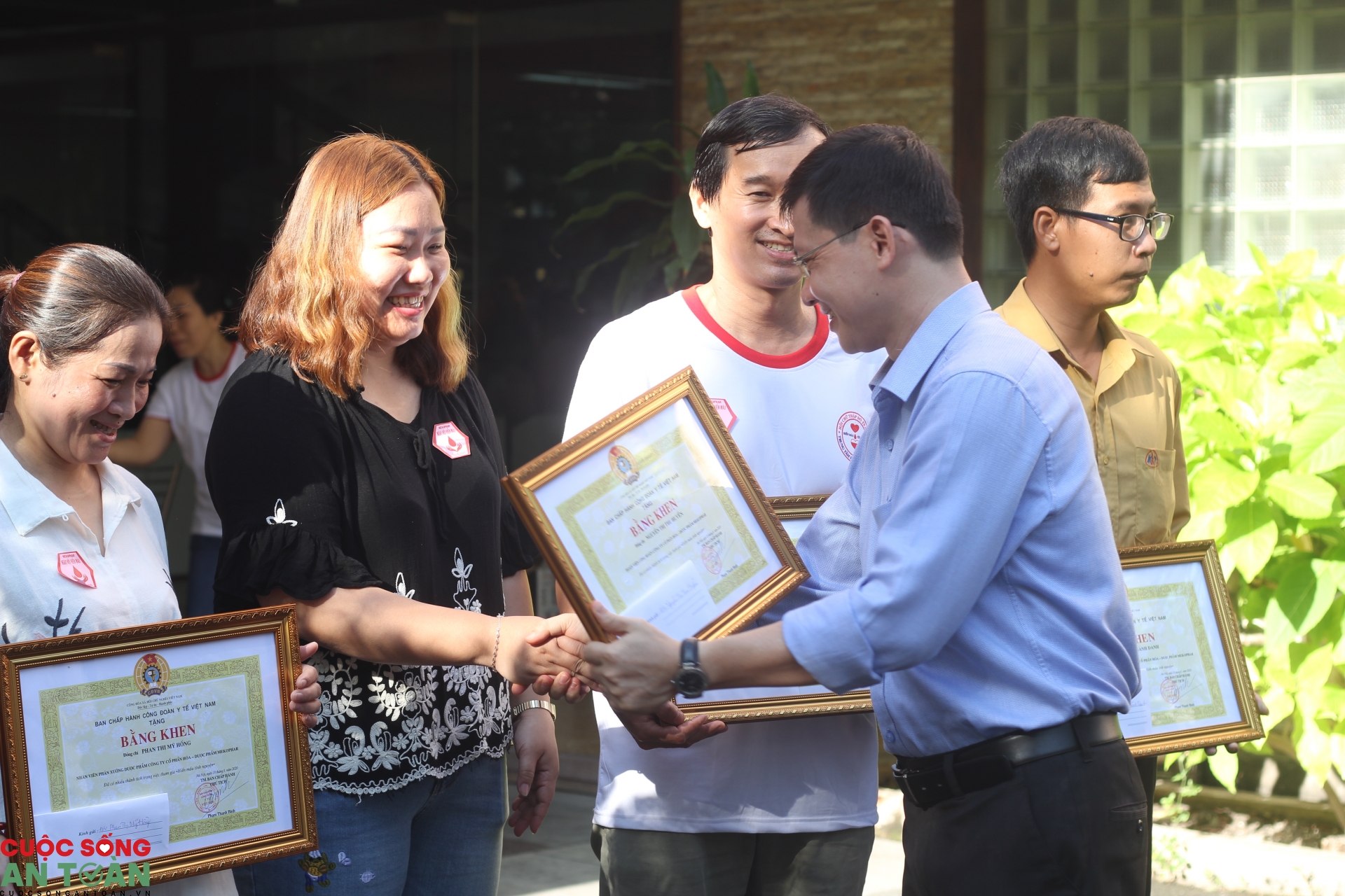 Người lao động Mekophar hứng khởi tham gia ngày hội hiến máu nguoi lao dong mekophar hung khoi tham gia ngay hoi hien mau