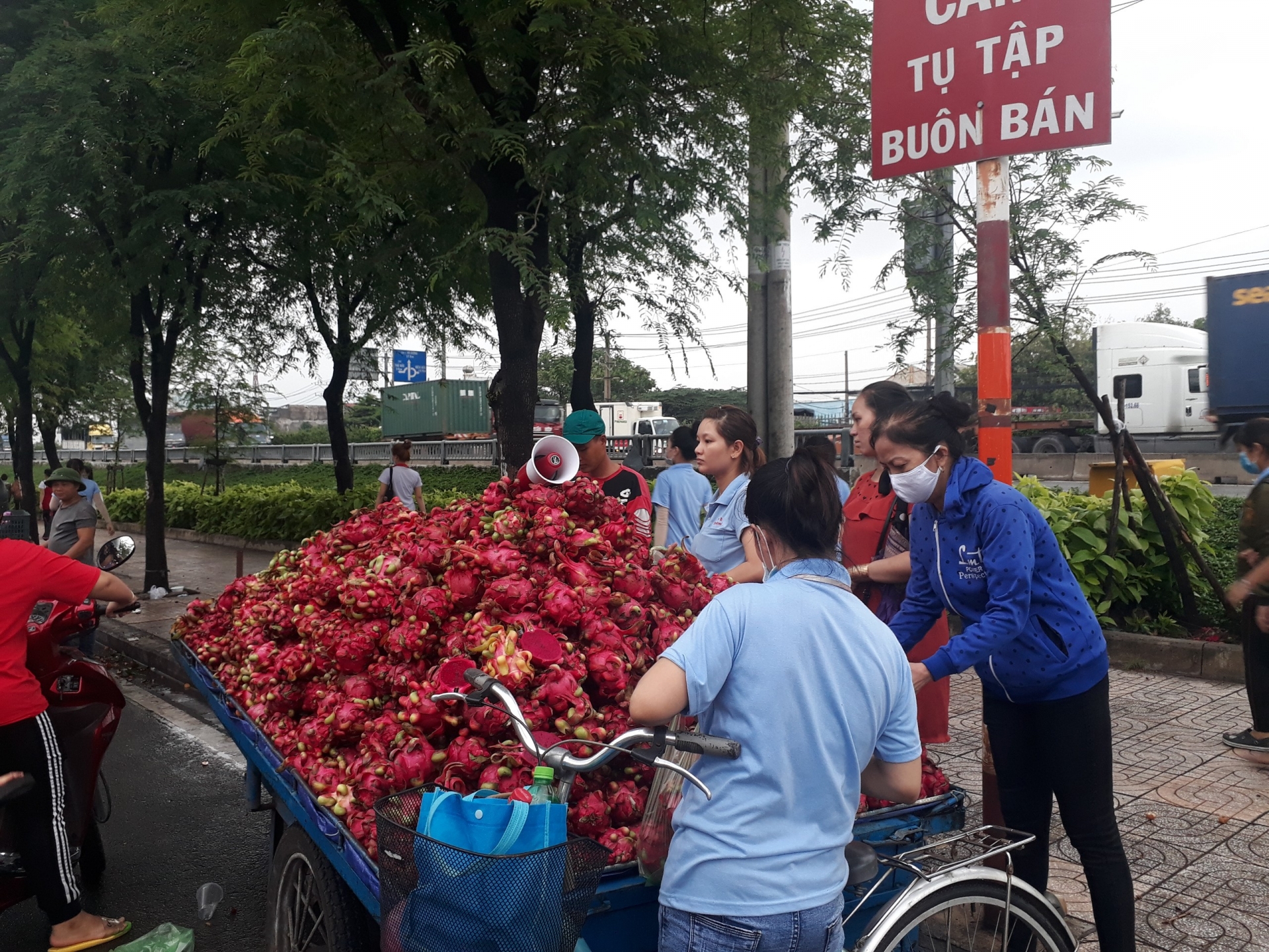 Đắn đo từng mớ rau, quả mướp, công nhân tằn tiện sống với đồng lương hạn hẹp