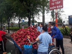 Đắn đo từng mớ rau, quả mướp, công nhân tằn tiện sống với đồng lương hạn hẹp