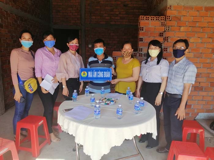 1500 phần quà đã đến tay người lao động khó khăn do ảnh hưởng của dịch Covid - 19 1500 phan qua da den tay nguoi lao dong kho khan do anh huong cua dich covid 19