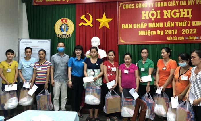 1500 phần quà đã đến tay người lao động khó khăn do ảnh hưởng của dịch Covid - 19 1500 phan qua da den tay nguoi lao dong kho khan do anh huong cua dich covid 19