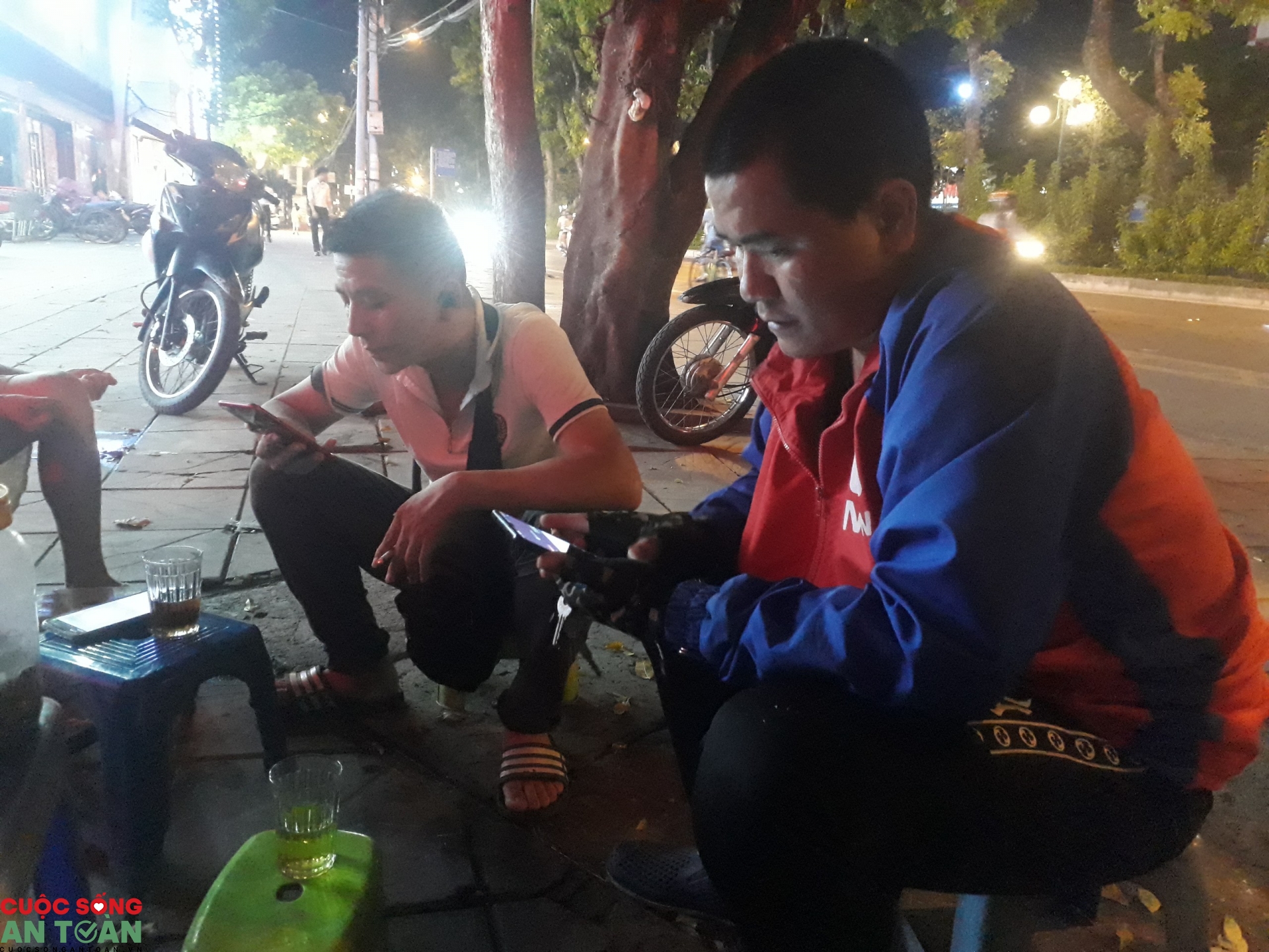 "Ngôi nhà chung" của những người lao động tự do giữa trời nắng như đổ lửa tại Hà Nội ngoi nha chung cua nhung nguoi lao dong tu do giua troi nang nhu do lua tai ha noi