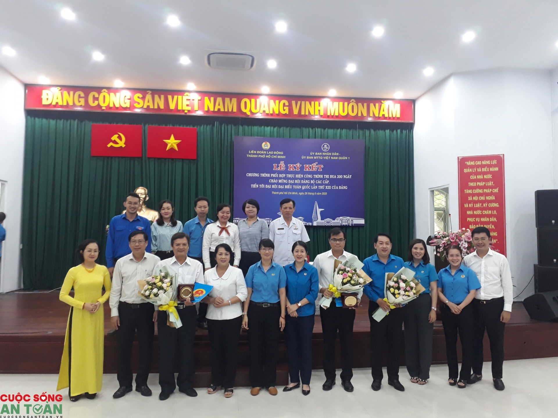 Người lao động khó khăn rưng rưng nước mắt khi nhận quà hỗ trợ nguoi lao dong kho khan rung rung nuoc mat khi nhan qua ho tro