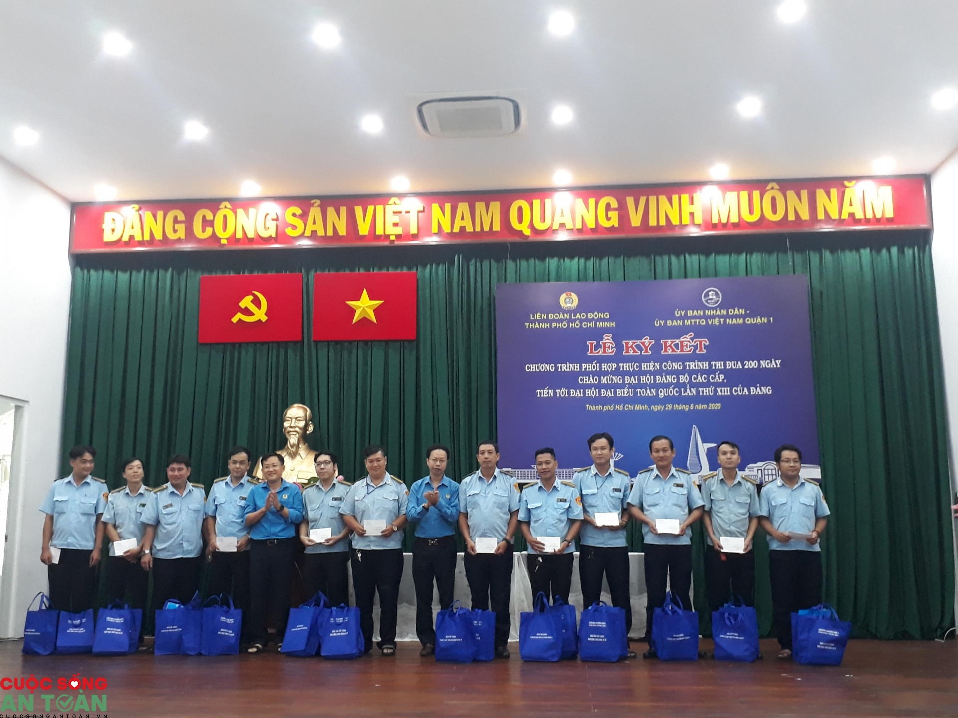 Người lao động khó khăn rưng rưng nước mắt khi nhận quà hỗ trợ nguoi lao dong kho khan rung rung nuoc mat khi nhan qua ho tro