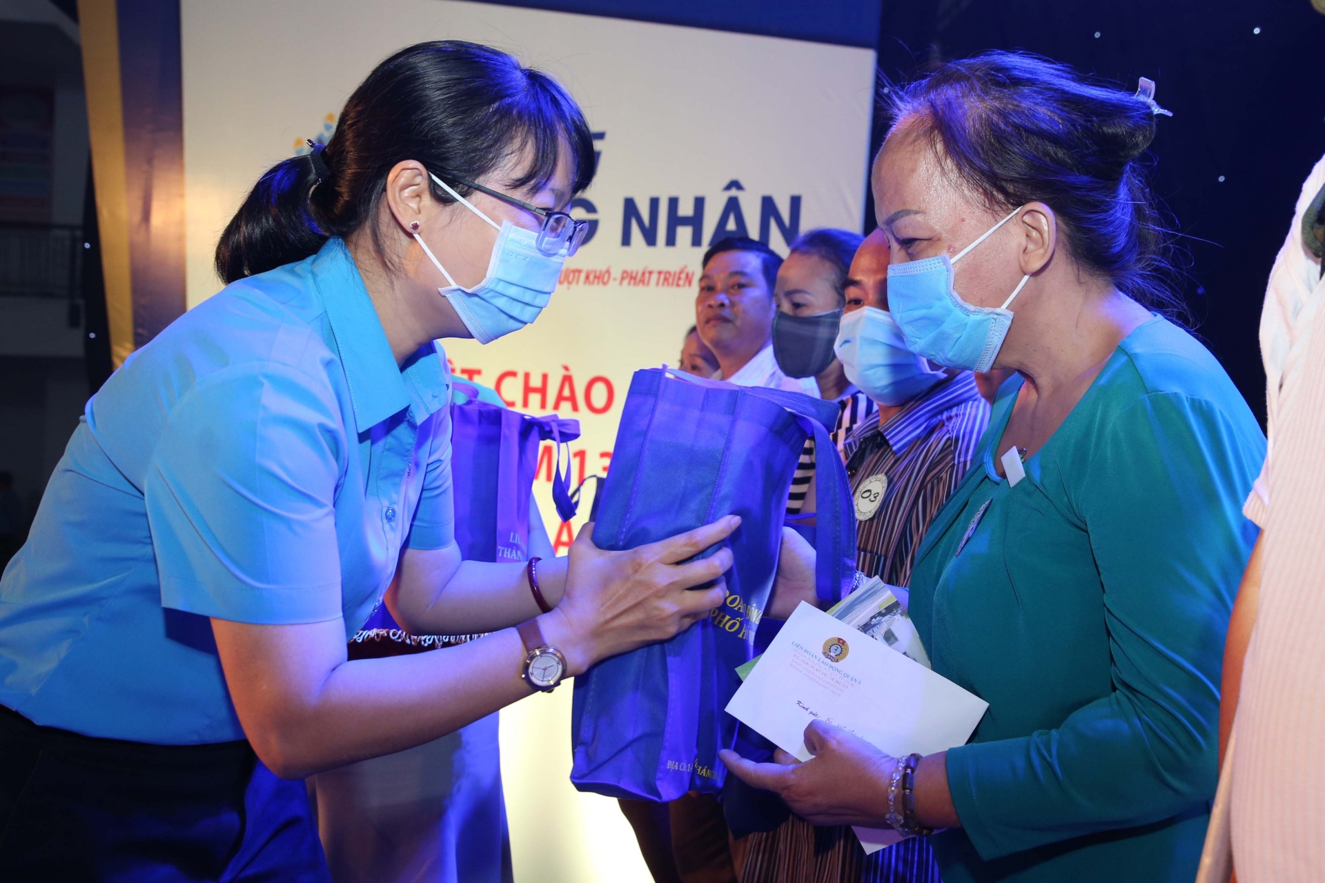 LĐLĐ TP HCM: Chăm lo gần 20.000 người lao động bị ảnh hưởng bởi dịch Covid-19 LĐLĐ TP HCM: Chăm lo gần 20.000 người lao động bị ảnh hưởng bởi dịch Covid-19