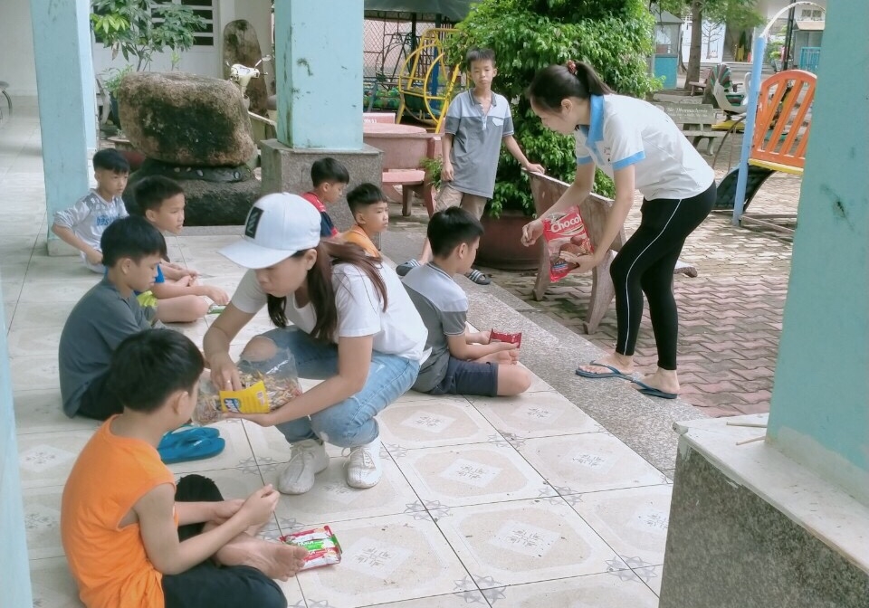 Nữ công nhân vượt khó, đam mê vẽ tranh và giúp đỡ người nghèo khổ Nữ công nhân vượt khó, đam mê vẽ tranh và giúp đỡ người nghèo khổ