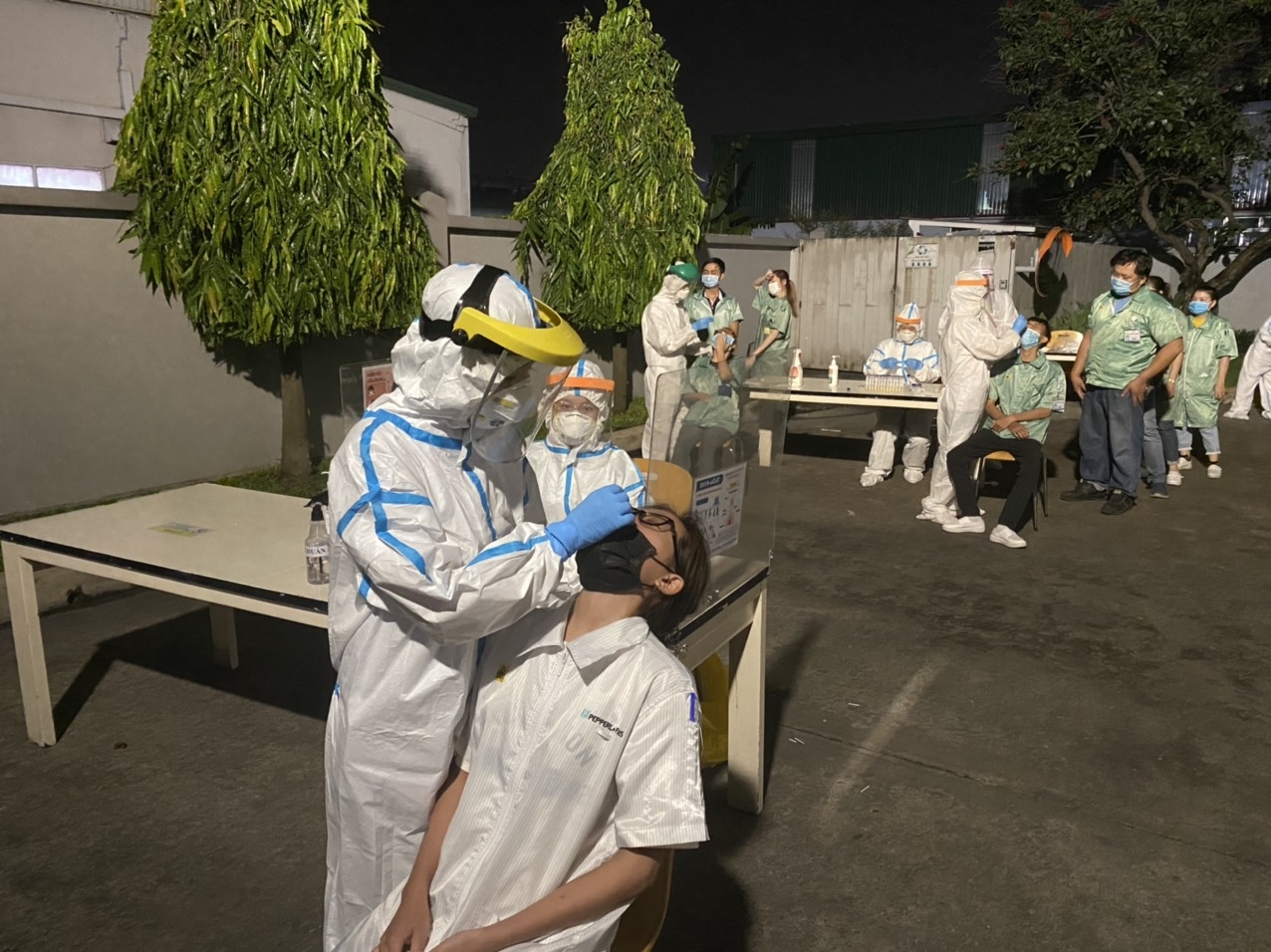 Công nhân lo lắng khi đi làm giữa thời điểm bùng dịch Covid-19 Công nhân lo lắng khi đi làm giữa thời điểm bùng dịch Covid-19