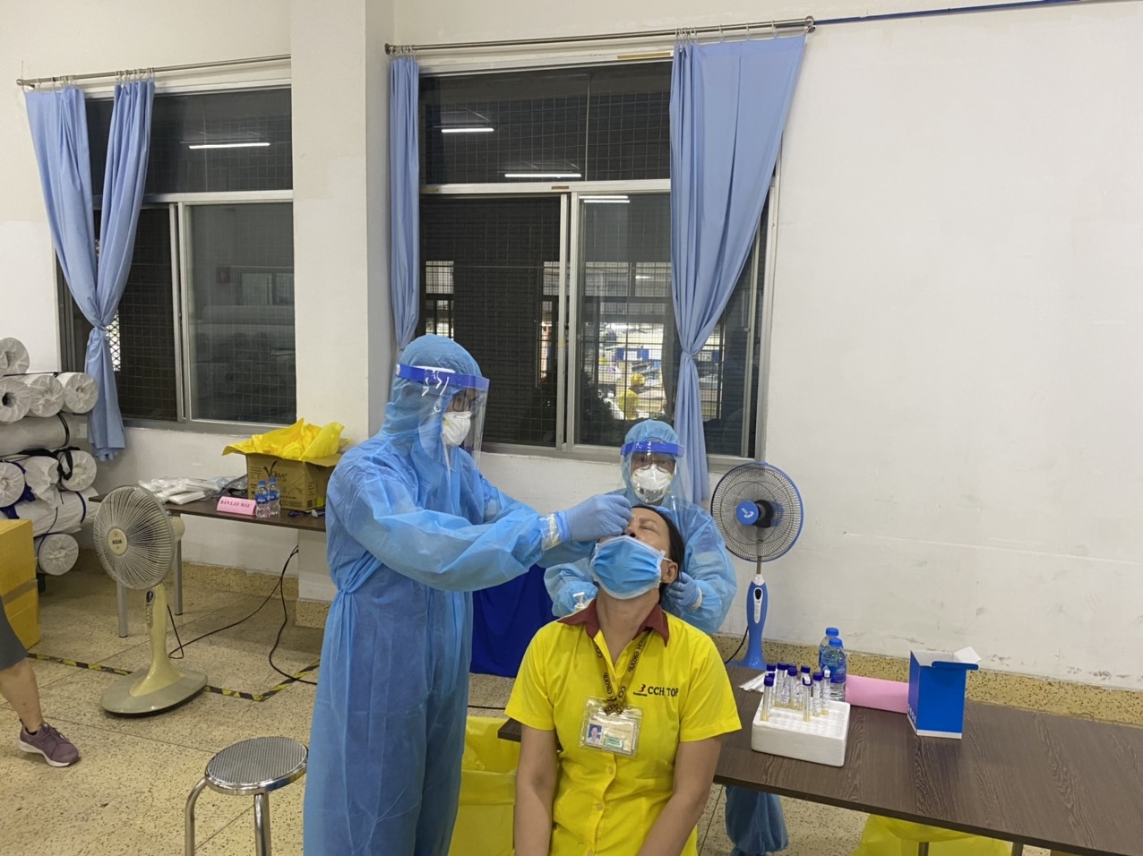 Cuộc sống của NLĐ trong khu phong tỏa tại Gò Vấp: Khó khăn nhưng luôn lạc quan Cuộc sống của NLĐ trong khu phong tỏa tại Gò Vấp: Khó khăn nhưng luôn lạc quan