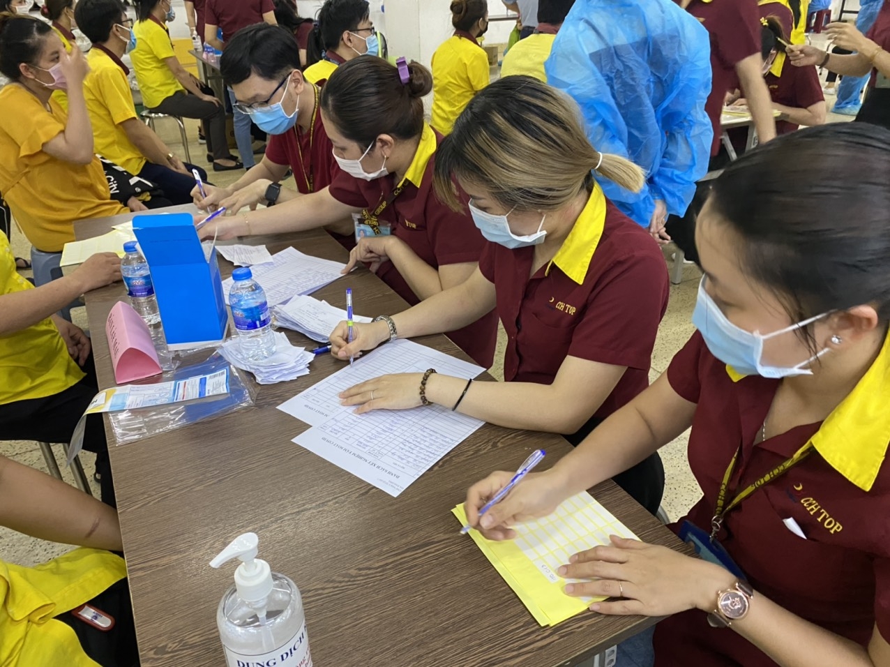 Khẩn trương xét nghiệm Covid-19 cho 320.000 công nhân ở TP HCM Khẩn trương xét nghiệm Covid-19 cho 320.000 công nhân ở TP HCM