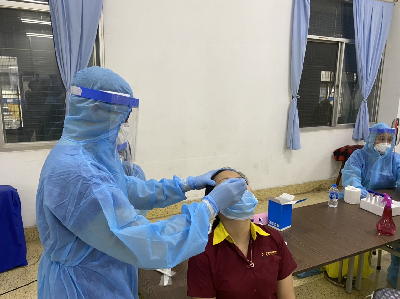 Khẩn trương xét nghiệm Covid-19 cho 320.000 công nhân ở TP HCM Khẩn trương xét nghiệm Covid-19 cho 320.000 công nhân ở TP HCM