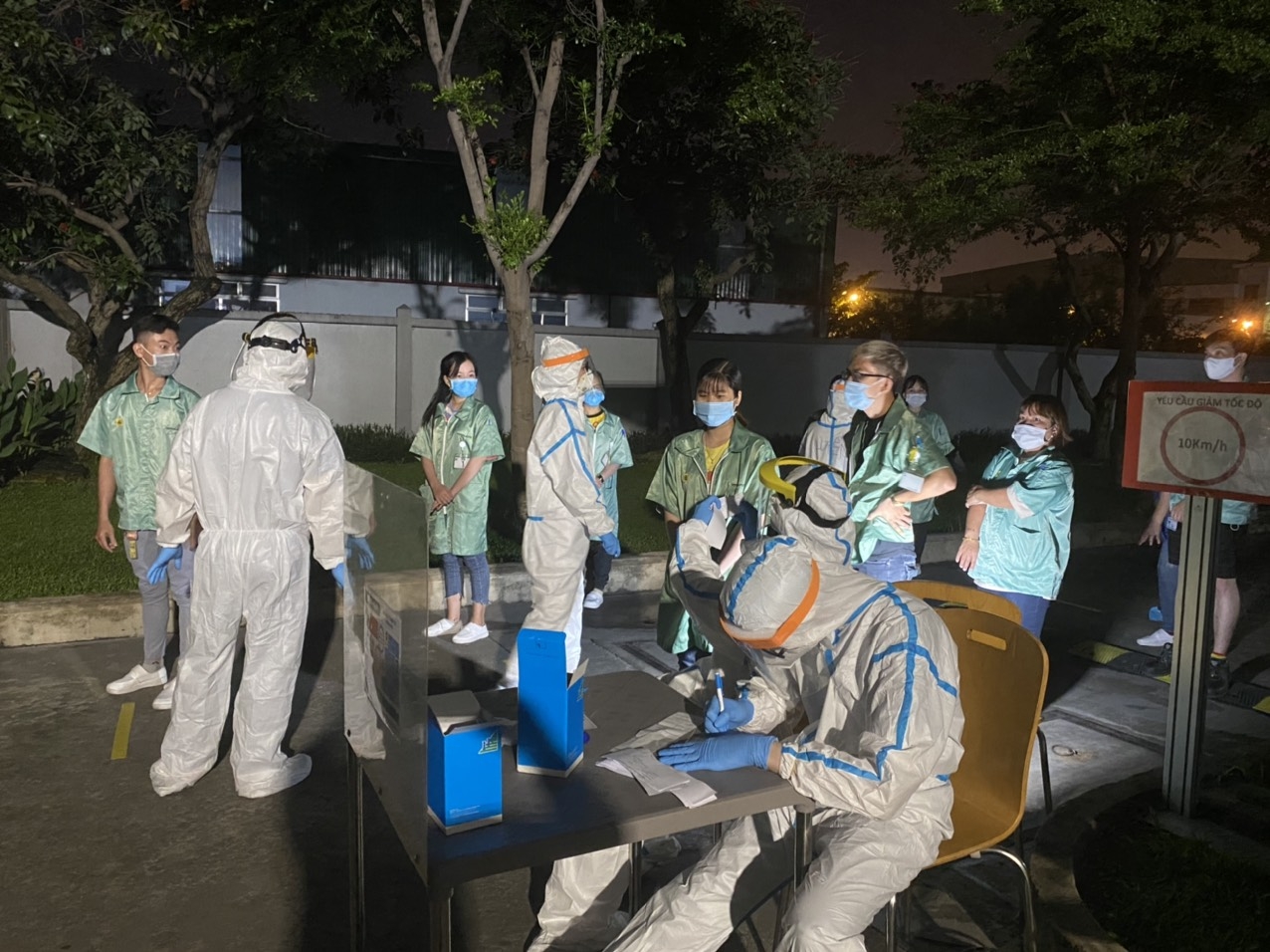 Khẩn trương xét nghiệm Covid-19 cho 320.000 công nhân ở TP HCM Khẩn trương xét nghiệm Covid-19 cho 320.000 công nhân ở TP HCM