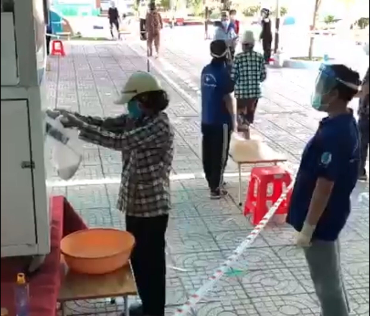 Cuộc sống của NLĐ trong khu phong tỏa tại Gò Vấp: Khó khăn nhưng luôn lạc quan Cuộc sống của NLĐ trong khu phong tỏa tại Gò Vấp: Khó khăn nhưng luôn lạc quan