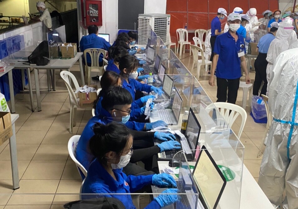 Tạm dừng lấy mẫu xét nghiệm Covid-19 cho công nhân Khu công nghệ cao TP Thủ Đức Tạm dừng lấy mẫu xét nghiệm Covid-19 cho công nhân Khu công nghệ cao TP Thủ Đức