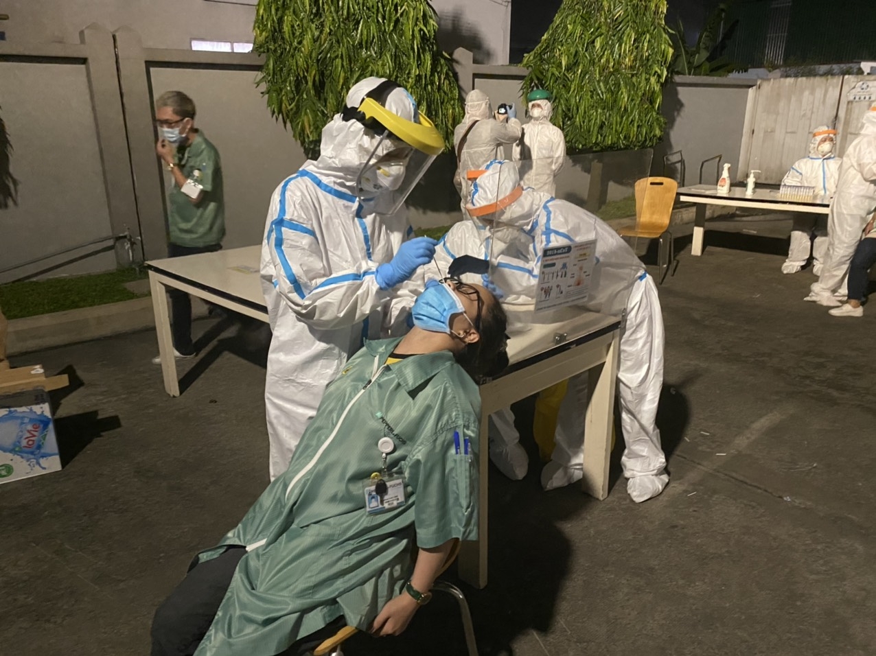 Tạm dừng lấy mẫu xét nghiệm Covid-19 cho công nhân Khu công nghệ cao TP Thủ Đức Tạm dừng lấy mẫu xét nghiệm Covid-19 cho công nhân Khu công nghệ cao TP Thủ Đức