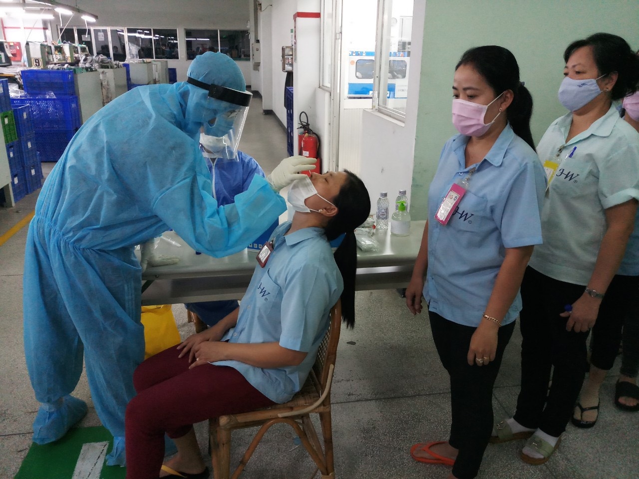 Tạm dừng lấy mẫu xét nghiệm Covid-19 cho công nhân Khu công nghệ cao TP Thủ Đức Tạm dừng lấy mẫu xét nghiệm Covid-19 cho công nhân Khu công nghệ cao TP Thủ Đức