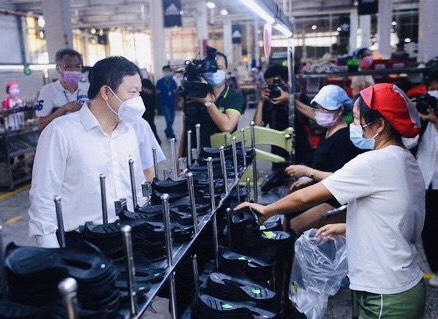 Lãnh đạo TP HCM kiểm tra công tác phòng dịch tại Công ty PouYuen Lãnh đạo TP HCM kiểm tra công tác phòng dịch tại Công ty PouYuen