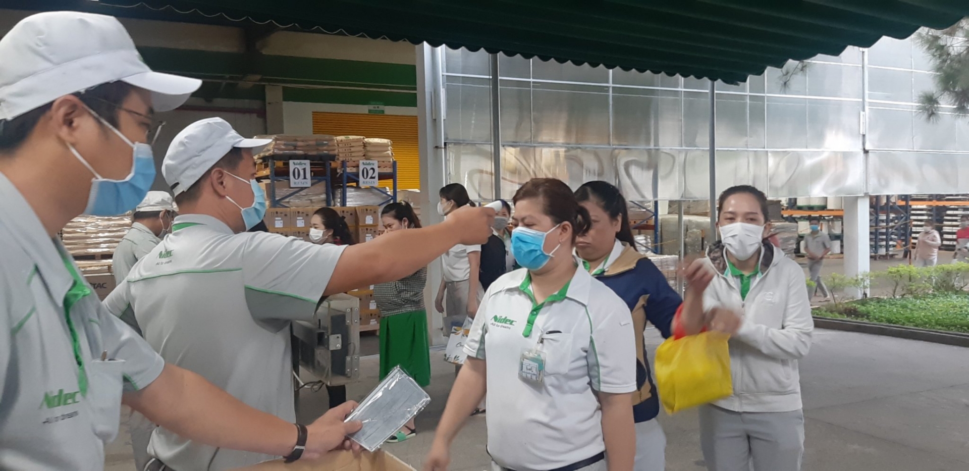 Công nhân lo lắng khi đi làm giữa thời điểm bùng dịch Covid-19 Công nhân lo lắng khi đi làm giữa thời điểm bùng dịch Covid-19