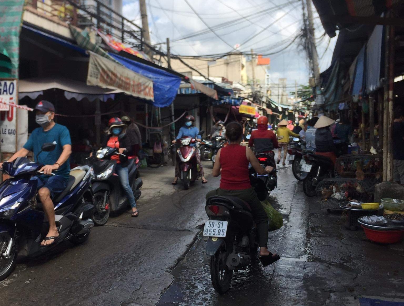 Cấm chợ tự phát, người lao động lo lắng không thể mua nhu yếu phẩm