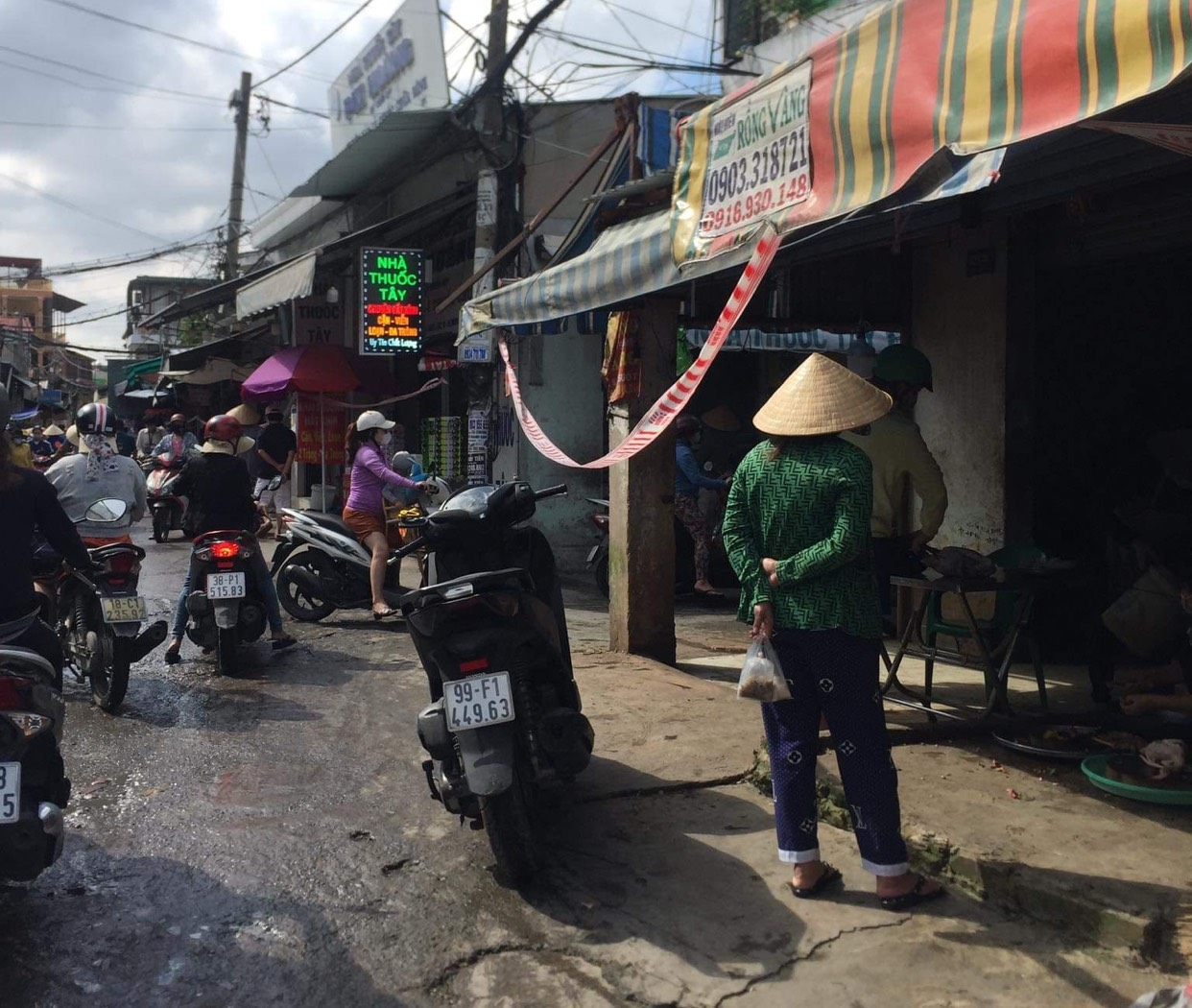 Cấm chợ tự phát, người lao động lo lắng không thể mua nhu yếu phẩm