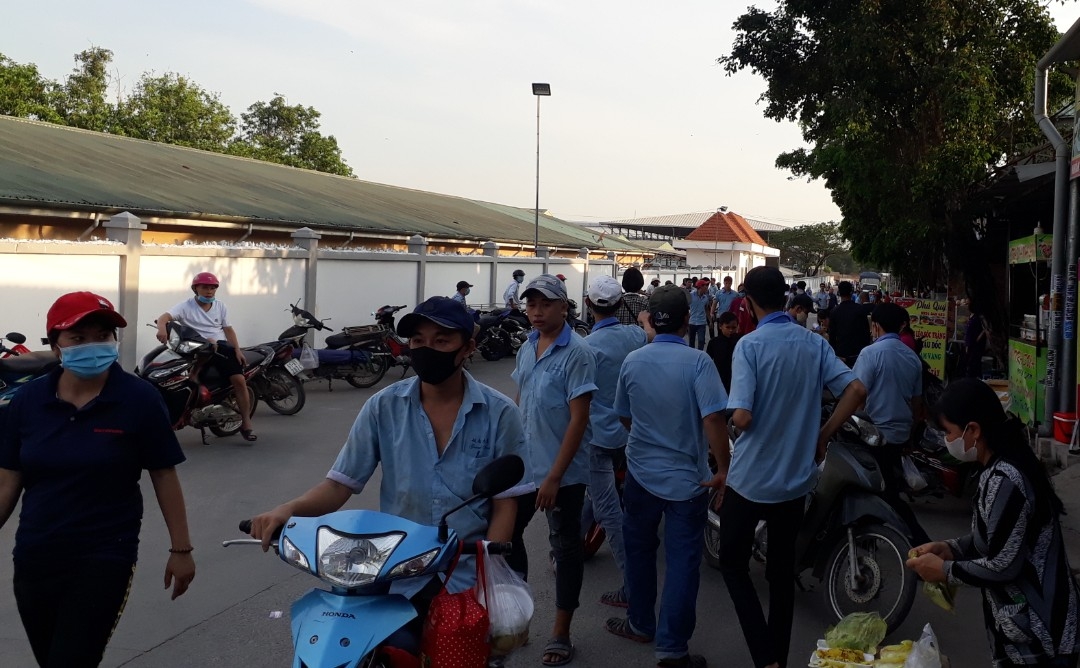 Bình Dương yêu cầu dừng chợ tự phát, chuẩn bị tiêm vaccine cho công nhân