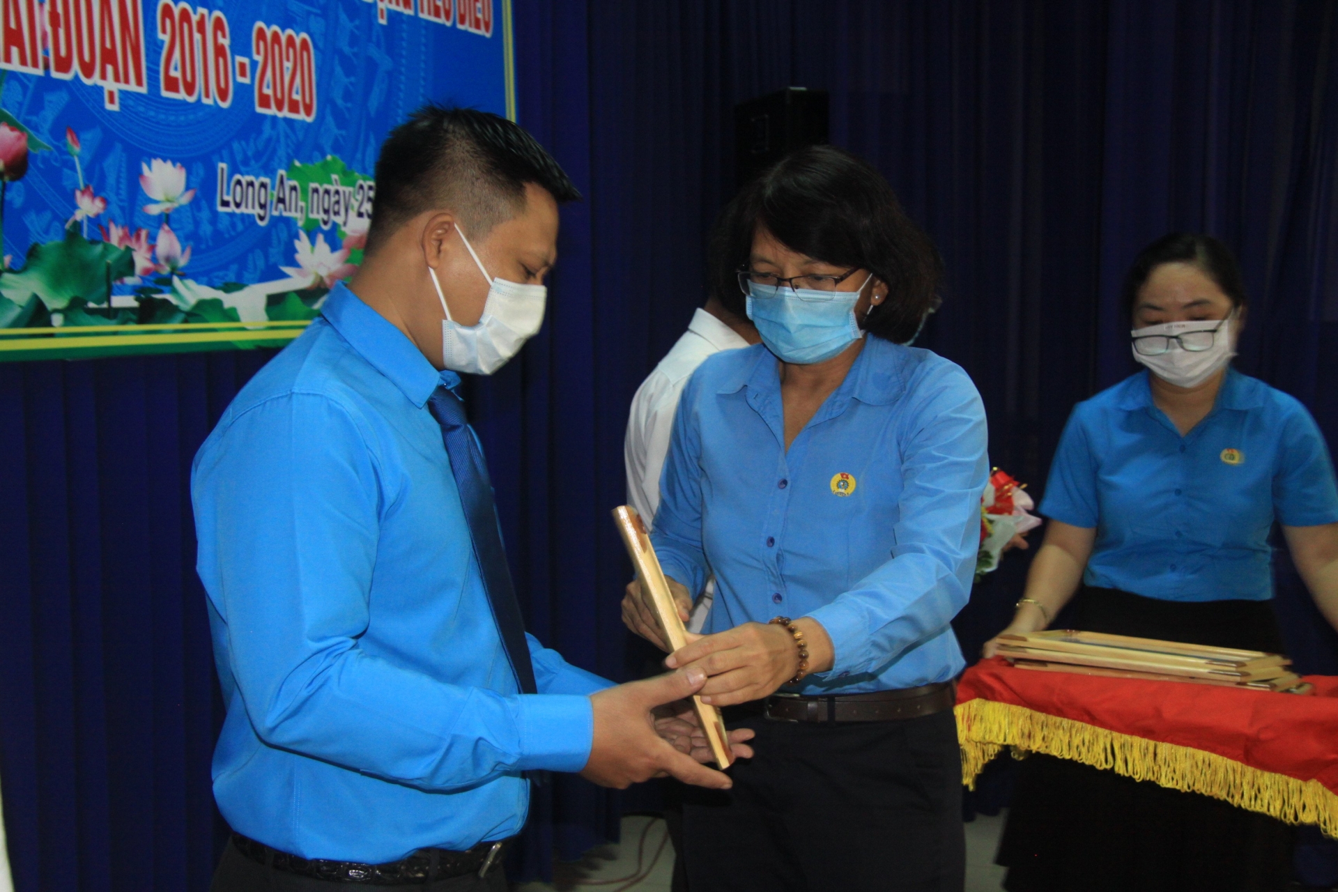 Long An : Biểu dương 30 gia đình công nhân, viên chức, lao động tiêu biểu