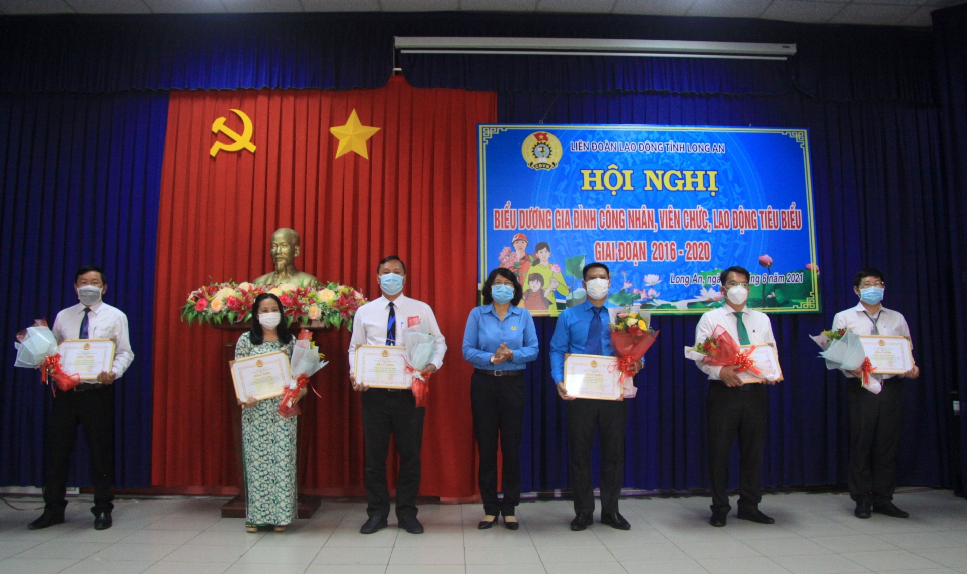 Long An : Biểu dương 30 gia đình công nhân, viên chức, lao động tiêu biểu