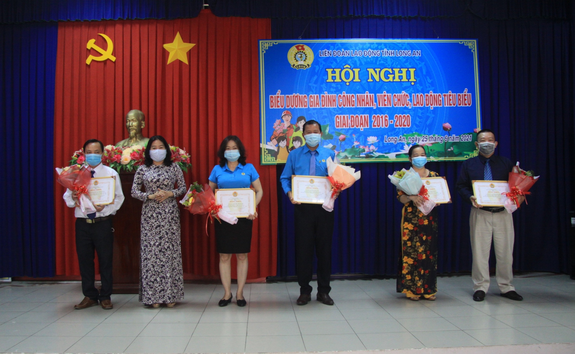 Long An : Biểu dương 30 gia đình công nhân, viên chức, lao động tiêu biểu